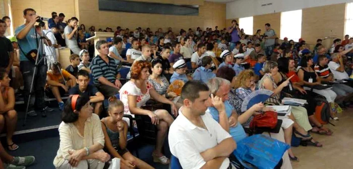 Sala de şedinţe a Consiliului Judeţean Olt din Slatina a fost luată cu asalt de elevii participanţi