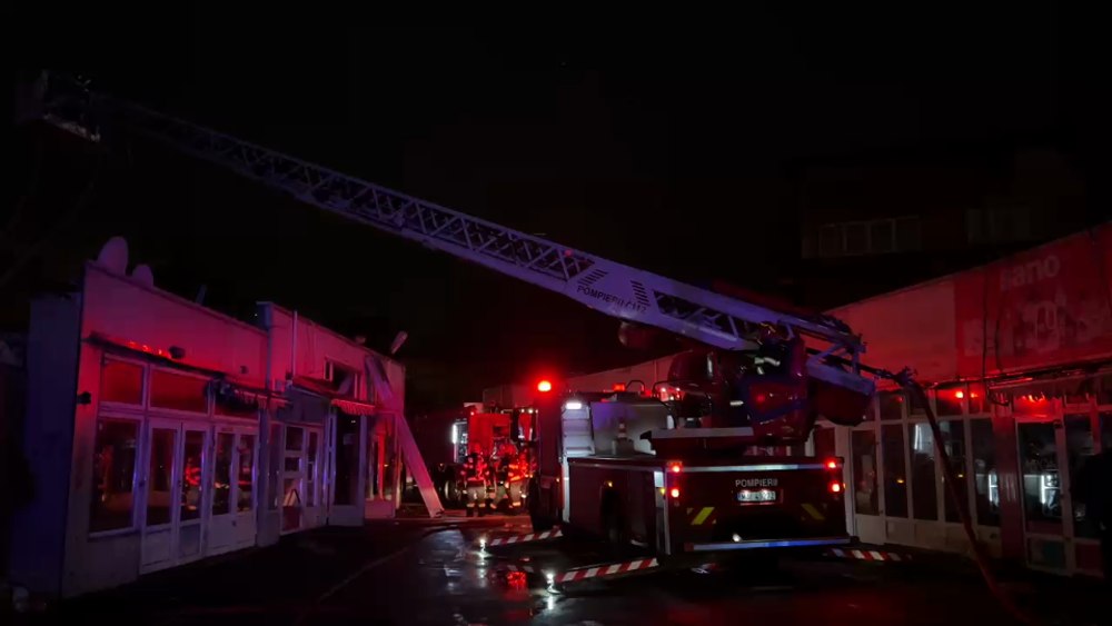 Incendiu puternic la mai multe magazine din Capitală. A fost emis un mesaj RO-Alert
