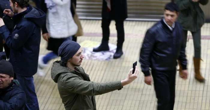 Zeci de tineri au rămas nemişcaţi minute în şir în staţia de metrou Piaţa Unirii FOTO David Muntean