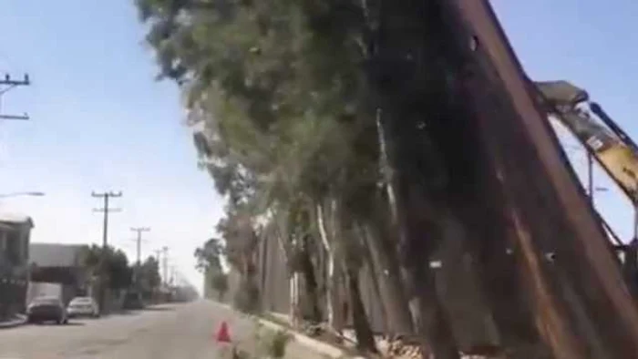 O parte din zidul lui Trump de la granita dintre SUA si Mexic a fost doborat de vant FOTO Captura video