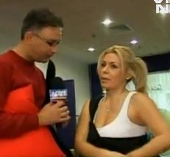 Jasmine se dezbracă la TV