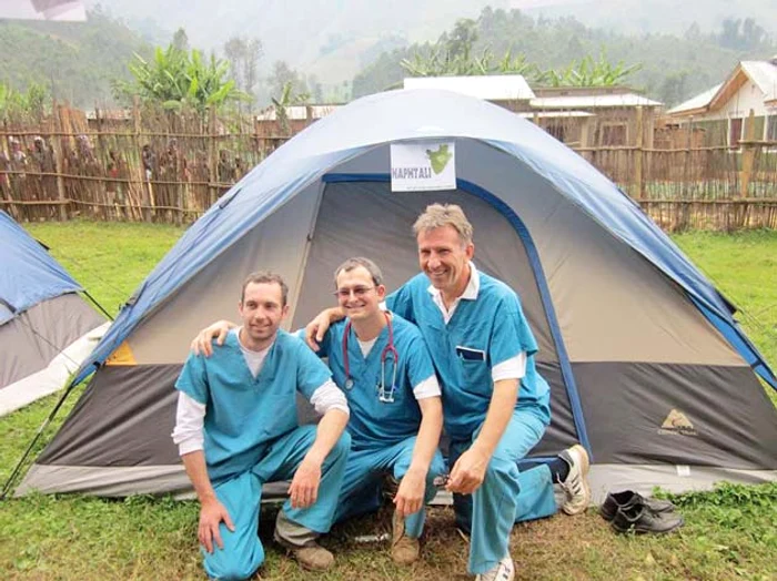 Emil Barbu (mijloc), alături de doi colegi, în Africa