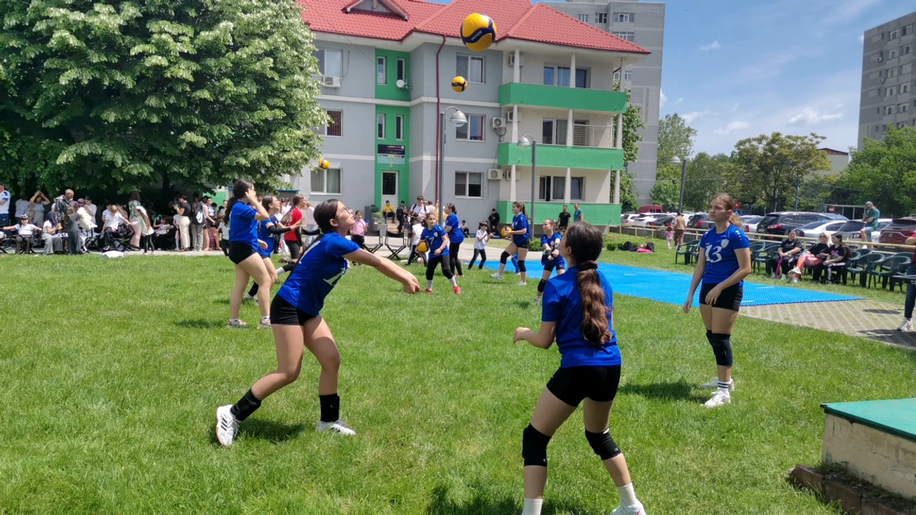 Sportive_jucand_volei_pe_iarba_FOTO_alina_mitran
