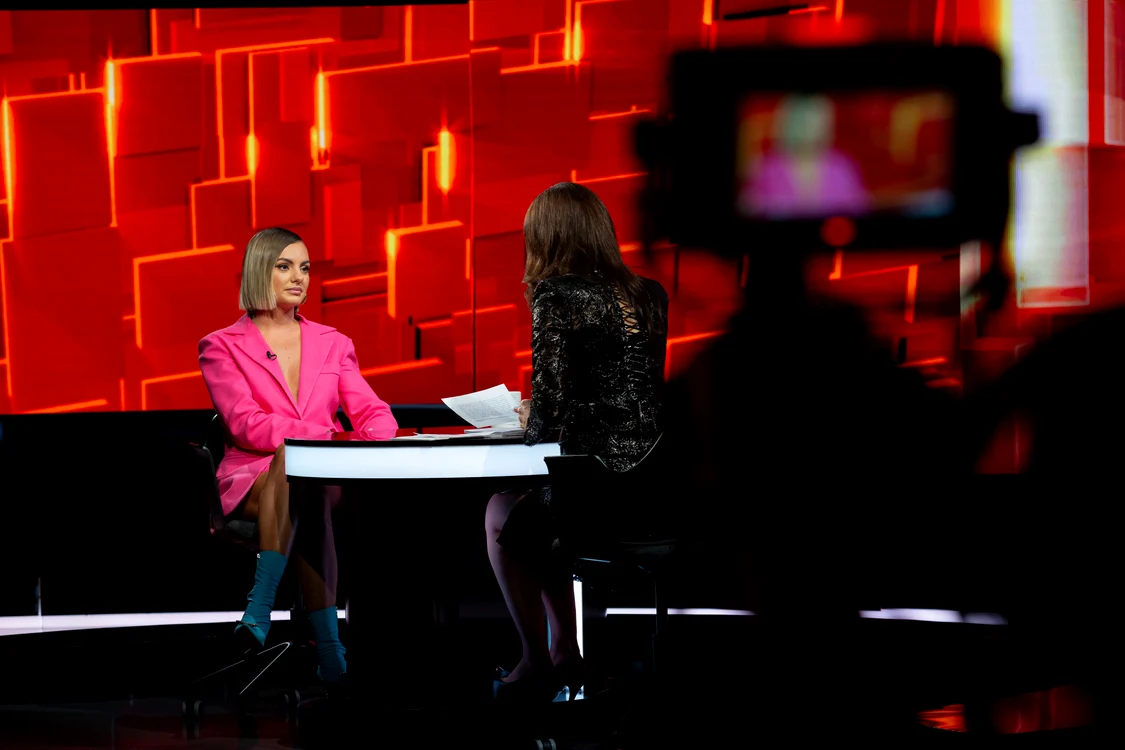 
    Alexandra Stan, în emisiunea lui Denise Rifai  