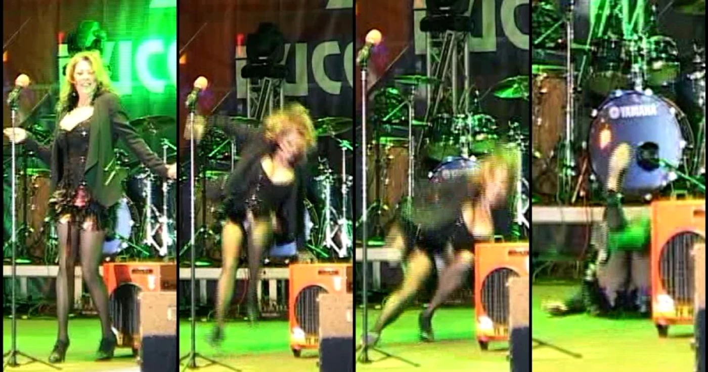 Sandra cade pe scenă în timpul unui concert susţinut la Suceava. FOTO: captură video / Dinu ZARĂ