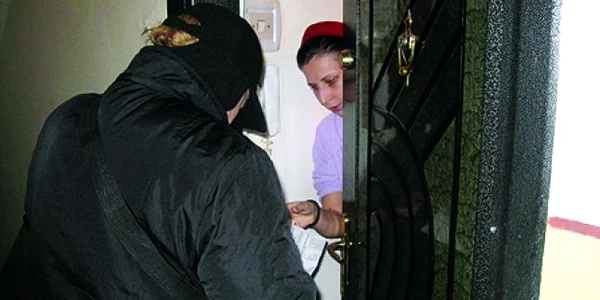 Factorii poştali aproape că sunt camuflaţi, de teama tâlharilor, de care nu-i protejează nimeni