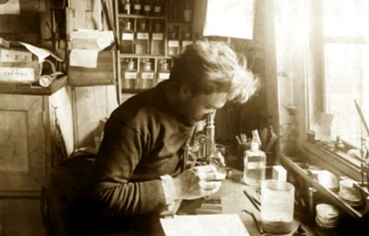 Emil Racovita in laborator jpg jpeg