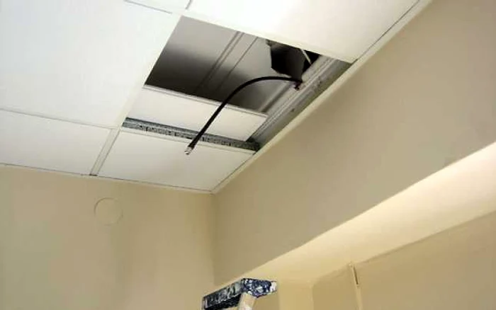 Românul s-a ascuns în tavanul fals din toaletă Foto: buscamas.com