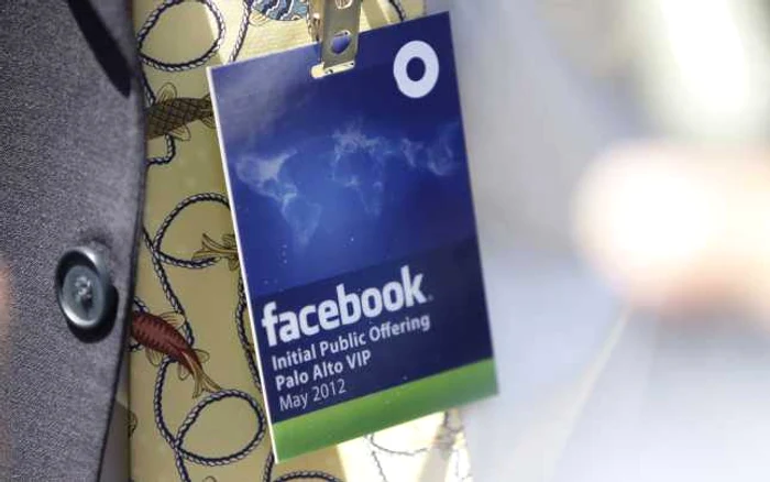 Facebook a decis să cureţe puţin sistemul de nume false şi, mai ales, să ofere informaţii mai multe despre utilizatori oamenilor care folosesc reţeaua pentru publicitate FOTO Mediafax AFP