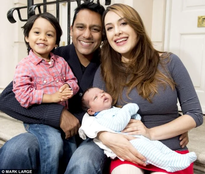 Vivian Gray, alături de soţeul ei, Adrian, şi cei doi copii, Liam şi Sky