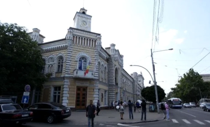 Trecerile de pietoni vor fi marcate din nou după ce temperatura aerului va depăşi 15 grade Celsius.