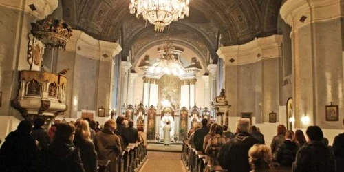 Deşi nu cred în Dumnezeu, ateii participă ocazional la slujbe de dragul familiei