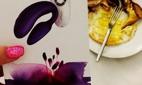 Fotomodelul le a arătat tuturor noua ei "jucărie" jpeg
