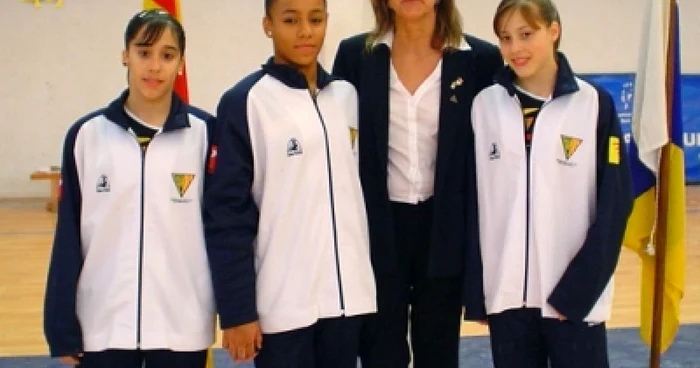 Mironescu (ultima, de la stânga la dreapta) s-a mutat în Barcelona în 2002 cu părinții și cei trei frați ai săi 