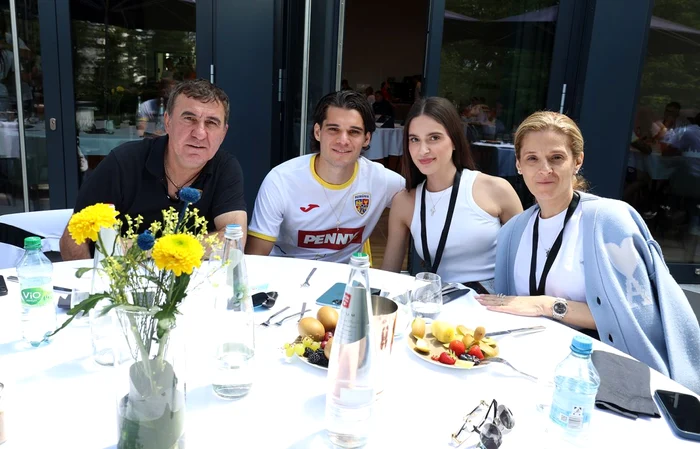 Ianis Hagi, alături de soție, dar și de părinți (FOTO: FRF)
