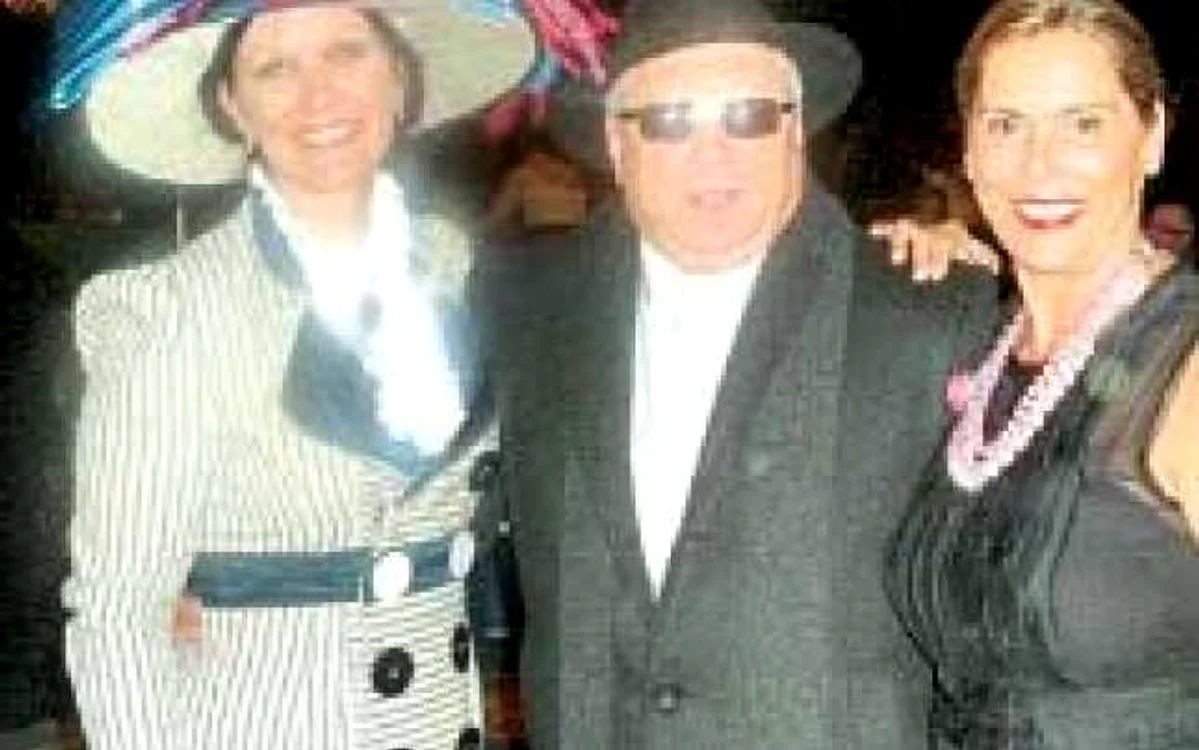 Cornel şi Alina Tăbăcaru (dreapta) împreună cu o pasageră  îmbrăcată într-un costum de epocă  