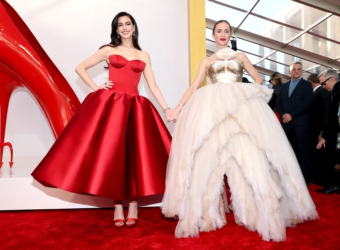 Anne Hathaway și Emily Blunt la premiera mondială a filmului „Diavolul se îmbracă de la Prada 2” la Lincoln Center din New York, pe 20 aprilie 2026, GettyImages 2272292143 jpg