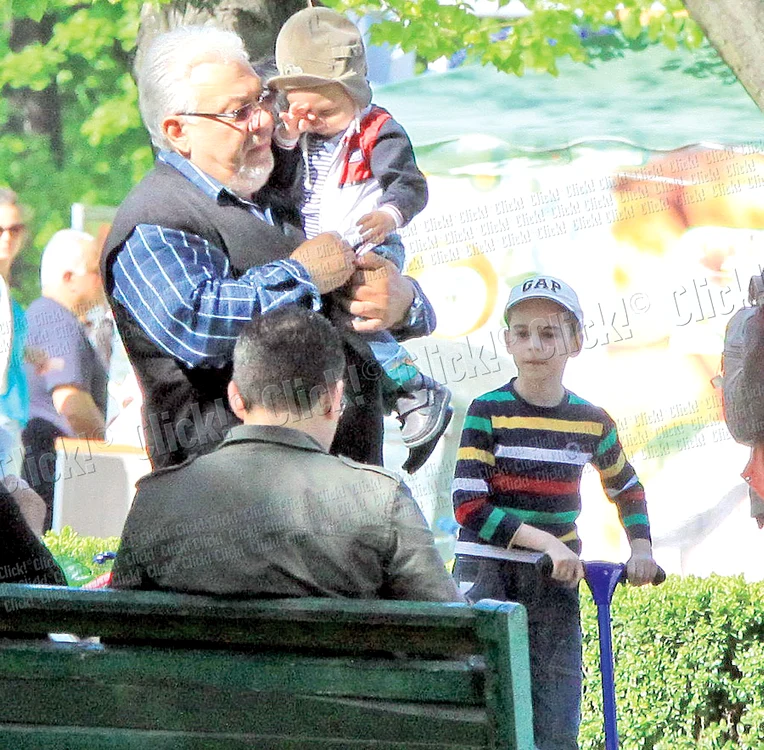 Nici bunicul nu se lasă mai  prejos. Tatăl Andrei  îşi ia cu drag  nepoţelul în braţe