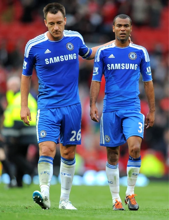 
    John Terry şi Ashley Cole sunt coechipieri la Chelsea Londra.  
