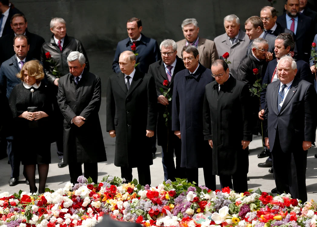 24 aprilie 2015: adunaţi la complexul memorial Tsitsernakaberd din Erevan, armenii comemorează victimele genocidului de acum o sută de ani