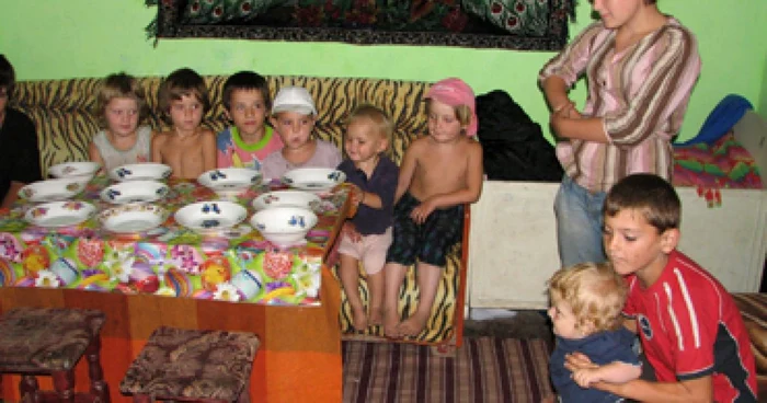 Botoşani: Cuplurile sărace din Botoşani, salvate de mamele-eroine
