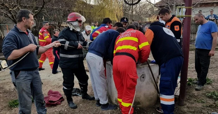 La salvarea femeii au participat şi vecinii familiei