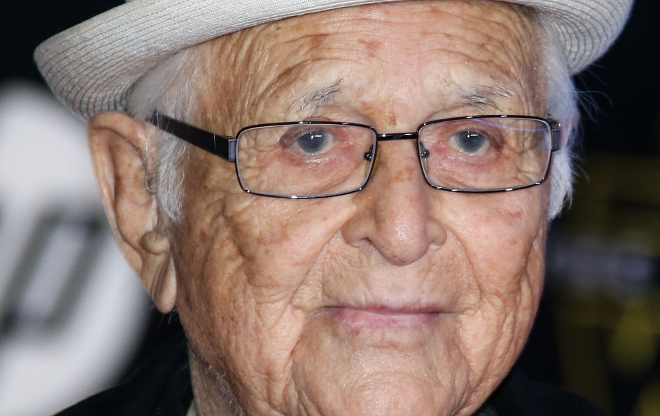 Producătorul şi scenaristul de televiziune american Norman Lear, cunoscut pentru seriale de comedie de mare succes, a murit la vârsta de 101 ani