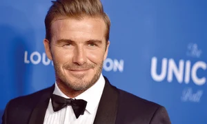 Beckham era recunoscut şi prin părul său dat pe spate gif