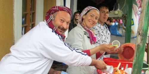Străinii pun osul la muncă alături de localnicii din Leu