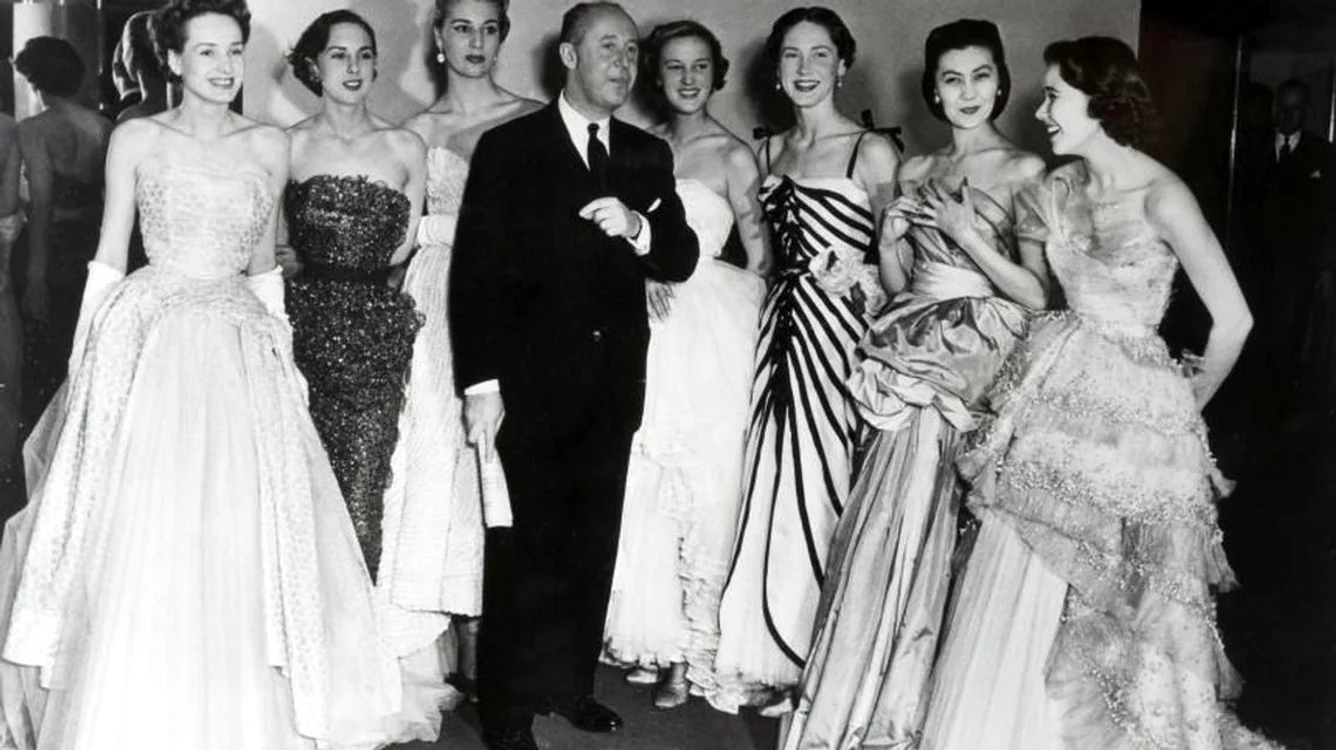 Christian Dior, la una dintre prezentările creaţiilor sale. Foto arhivă