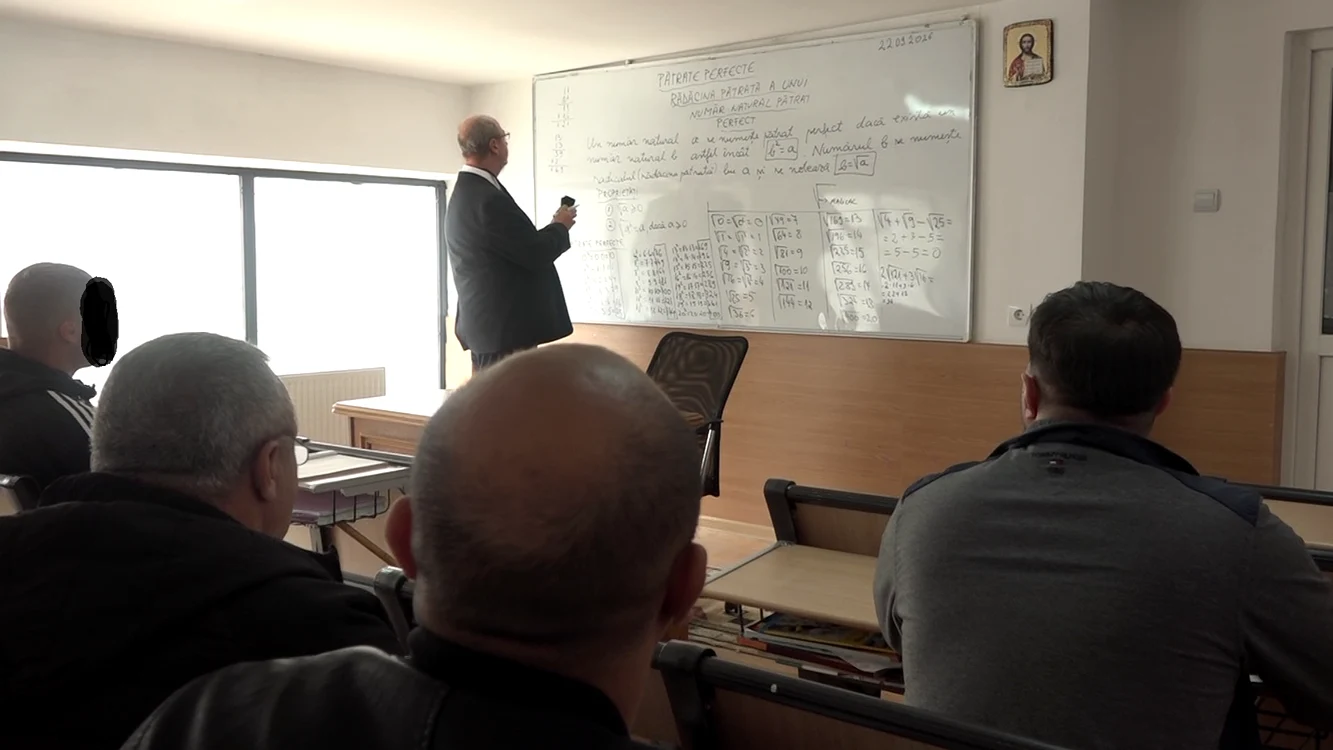 deținuți atenți la tablă