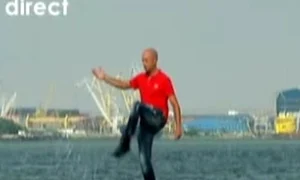 Johannes a mers pe apa Dunării, în timp ce oamenii îl priveau contrariaţi de pe mal (captură Antena 1) jpeg