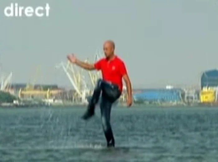 Johannes a mers pe apa Dunării, în timp ce oamenii îl priveau contrariaţi de pe mal (captură Antena 1)