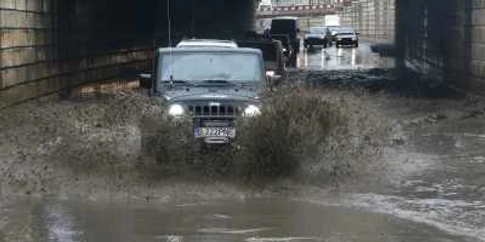 Pasajului Unirii a fost inundat vineri din cauza ploii FOTO: Mediafax