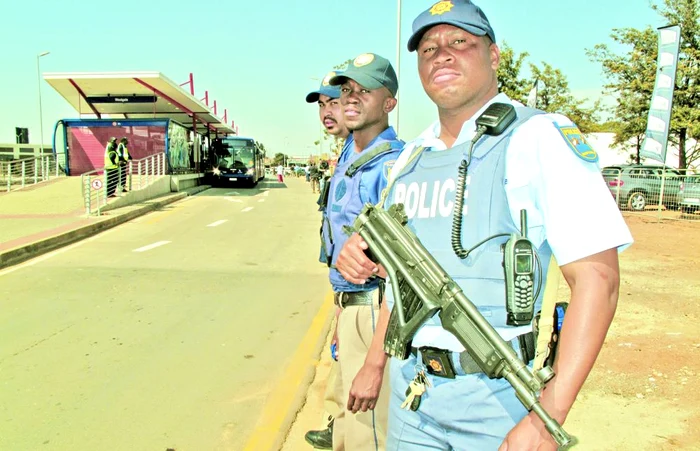 Autoturismul a fost abandonat lângă o staţie de autobuze din zona săracă a oraşului Cape Town, care a fost imediat împânzită de poliţişti