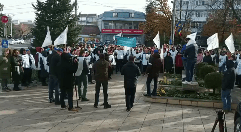 Protest al personalului nedidactic din școli, la Buzău. Motivul, salariile mici VIDEO