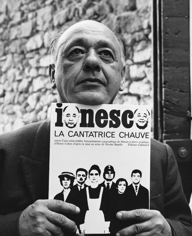 Eugene Ionesco ținând în mână volumul cu piesa de teatru „Cântăreața cheală”, scrisă de el - GettyIm