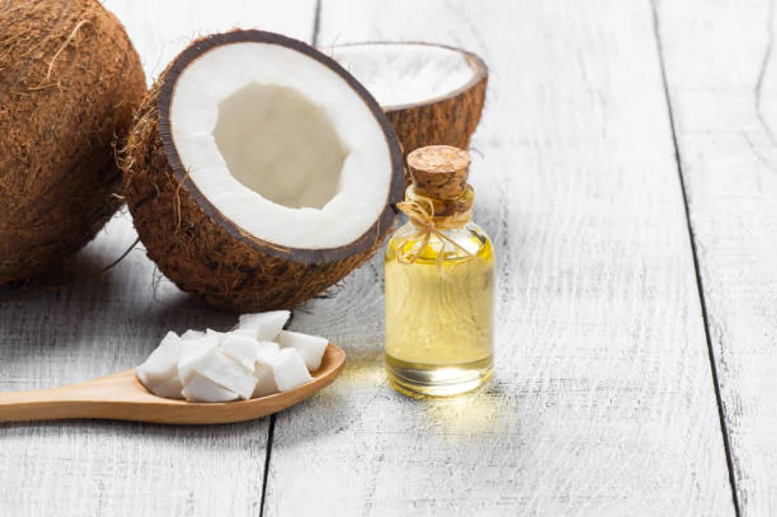 Uleiul de cocos ne poate ajuta să ne păstrăm culoarea părului / foto: IStock