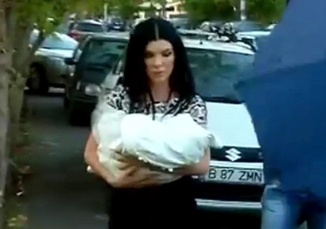 La borez, Andreea Tonciu a purtat pantaloni negri şi o bluză cu spatele gol cu imprimeu