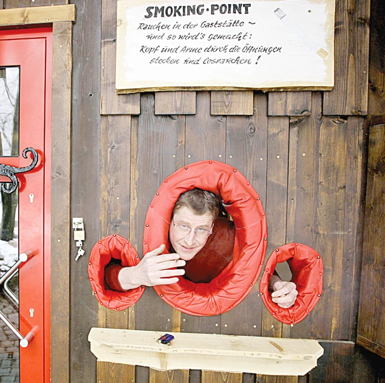 În Germania, un  patron a inventat  gaura în perete  pentru fumători