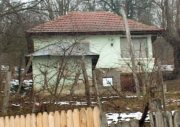 Casa ridicată de bunicii  lui Cristi în comuna Cruşeţ