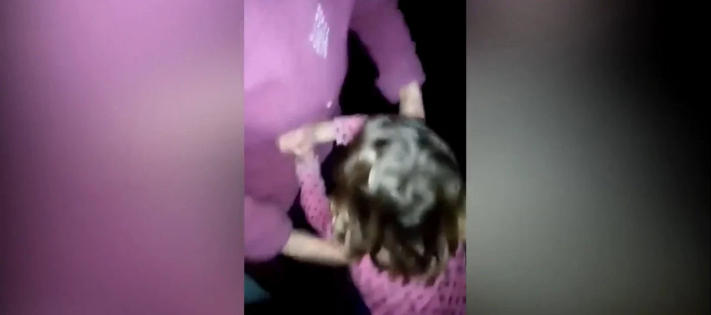 Fetiţa refuză să se mai întoarcă la mama ei Foto: captură video Alex Beny
