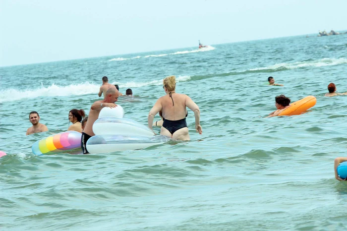 Blonda e plină de celulită pe picioare