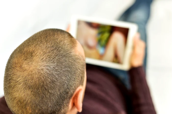 Un imperiu al pornografiei a fost clădit pe amenințări și promisiuni false