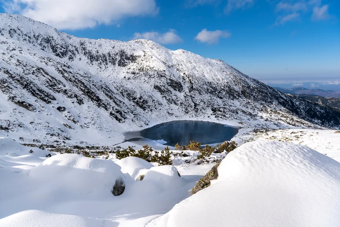 FOTO Galeș, lacul glaciar din Retezat, de văzut iarna: „Sub gheață, lacul părea viu, respirând adânc, cu vibrații joase”