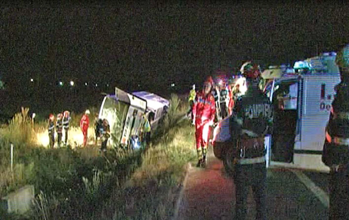 
    Partea dreaptă a autocarului  s-a făcut praf, iar bagajele  au fost aruncate cât coloFoto: viata-libera.ro, Florentin Coman  