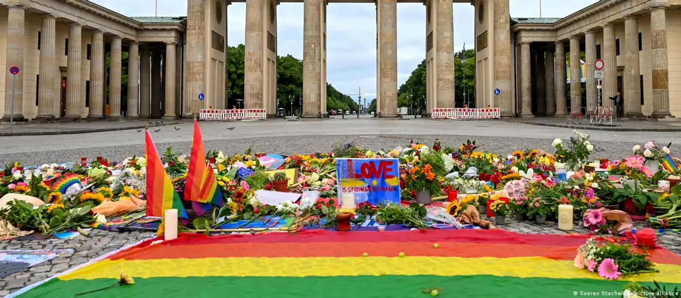 Flori și steaguri curcubeu în memoria victimelor atentatului din Berlin, în fața Porții Brandenburg