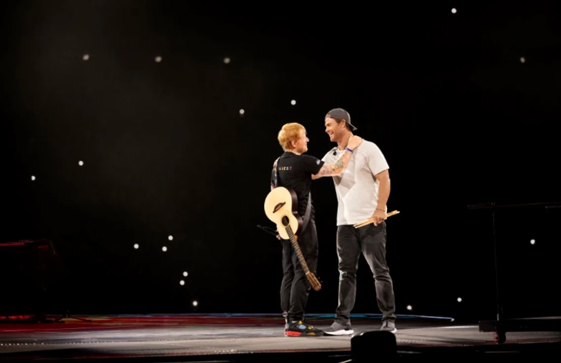Ed Sheeran și Chris Hemsworth, interpretul lui Thor, din seria Marvel, pe scena de la București Foto: Instagram 