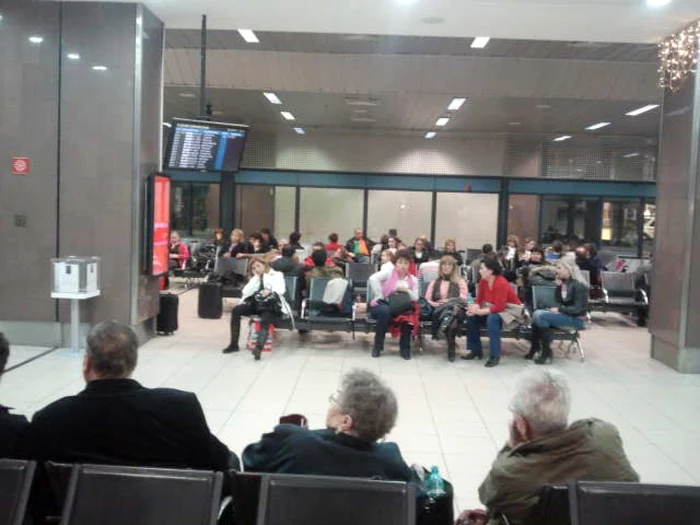 Oamenii aşteaptă de la ora 16.00 ca avionul să decoleze : foto Cristi Lazarovici