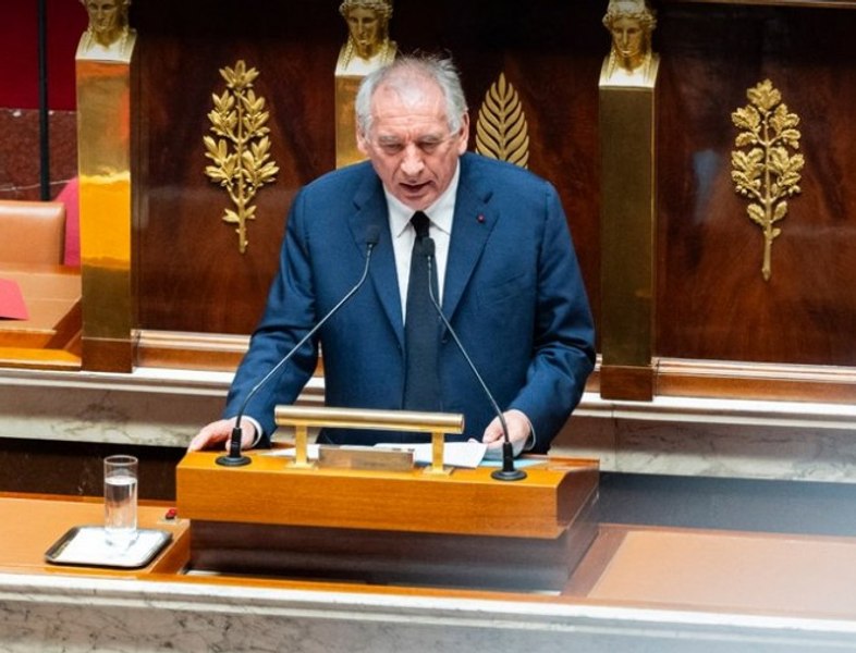 Criză majoră în Franța. Guvernul a căzut, fiind demis prin moțiune de cenzură. „Și Macron trebuie să plece”